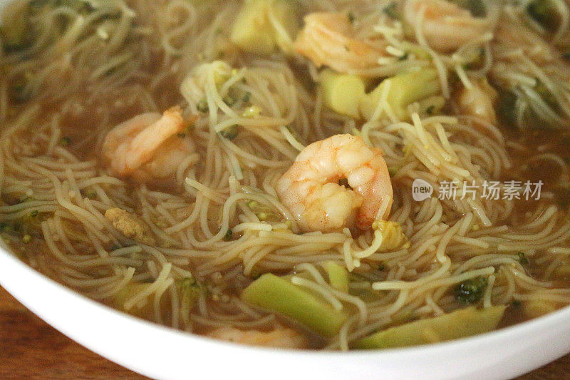 低热量、低碳水化合物的虾汤食谱，配以米粉和花椰菜，作为健康的午餐零食，虾面汤配海鲜鱼/蚝油、酱油和清汤